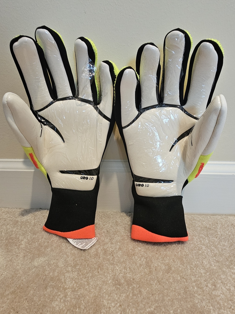 adidas Neon Yellow and Black Predator GL Goalie Glove in Display Box Size 9.5 - Picture 3 of 6